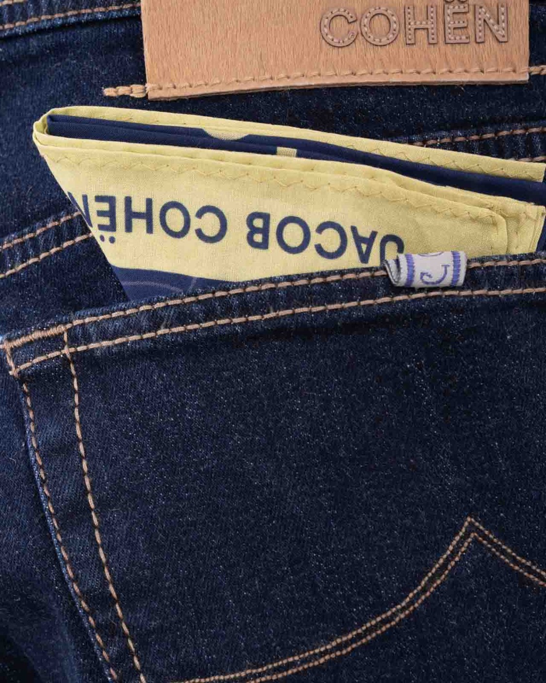 shop JACOB COHEN  Jeans: Jacob Cohen jeans "Bard".
Bottoni logati con dettagli a spina di pesce e finitura in palladio.
Vita bassa.
Modello a cinque tasche con logo ricamato sul taschino.
Patta interna ricamata con nome del pantalone e citazione del fondatore.
Chiusura con bottoni.
Include foulard con stampa di collezione e rocchetto di filo.
Profumati con l'esclusiva fragranza Jacob Cohën.
Composizione: 92% Cotone 6% Elastomultiestere 2% Elastan.
Fabbricato in Italia.. UQE04 32 S4071 BARD-164D number 1662782